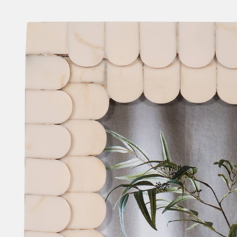 Ivory Scalloped Frame